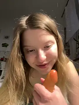 kimczii online show from May 4, 2026, 10:51 am
