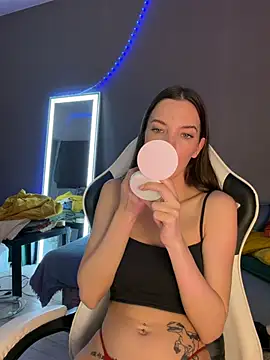 julia fly online show from February 18, 2026, 9:06 am