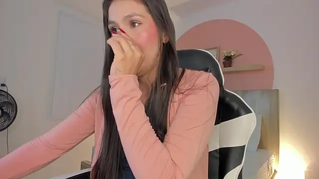 dominique25  online show from October 8, 2025, 3:08 am