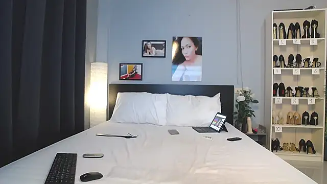 Snapshot of Hotbeebee chatting on October 19, 2025, 12:46 am Hotbeebee online show from October 19, 2025, 12:46 am