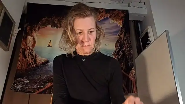 Lola Belgium online show from June 12, 2026, 6:11 am