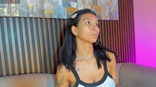 LauraAristizabal online show from December 14, 2025, 12:55 pm