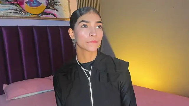 Snapshot of LauraAristizabal chatting on June 10, 2026, 12:06 pm LauraAristizabal online show from June 10, 2026, 12:06 pm