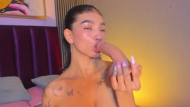 Snapshot of LauraAristizabal chatting on July 5, 2026, 12:15 am LauraAristizabal online show from July 5, 2026, 12:15 am