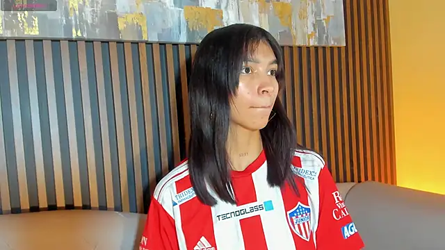 LauraAristizabal online show from December 16, 2025, 12:42 pm