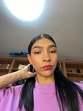 Snapshot of LauraAristizabal chatting on August 6, 2026, 12:00 pm LauraAristizabal online show from August 6, 2026, 12:00 pm