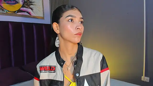 Snapshot of LauraAristizabal chatting on June 17, 2026, 12:04 pm LauraAristizabal online show from June 17, 2026, 12:04 pm