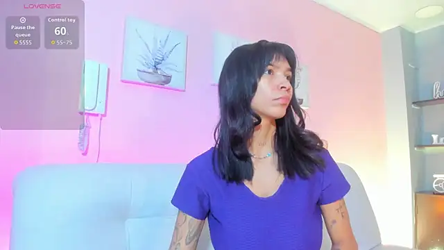 LauraAristizabal online show from November 12, 2025, 12:42 pm