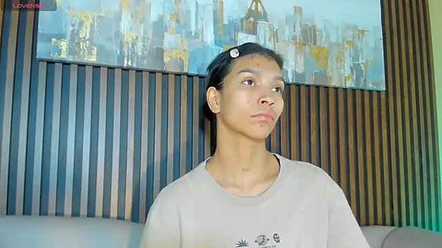 LauraAristizabal online show from November 22, 2025, 12:48 pm