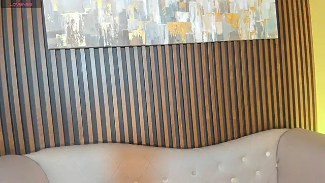 LauraAristizabal online show from October 18, 2025, 12:40 pm