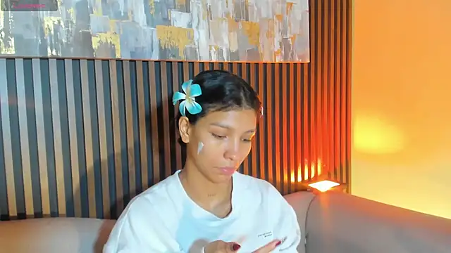 LauraAristizabal online show from October 23, 2025, 12:48 pm