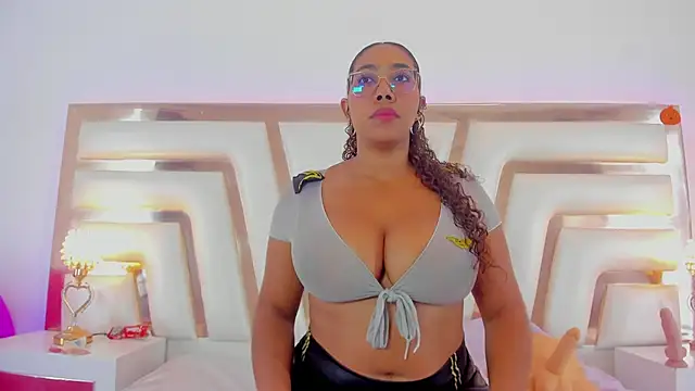 Aisharhodes00 online show from November 4, 2025, 8:45 pm