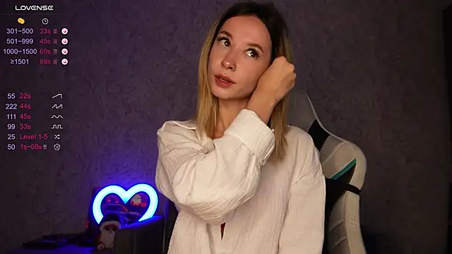 Snapshot of EmelyBenz chatting on September 11, 2025, 6:35 am EmelyBenz online show from September 11, 2025, 6:35 am