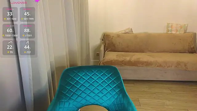 Snapshot of EmelyBenz chatting on February 23, 2025, 3:13 am EmelyBenz online show from February 23, 2025, 3:13 am