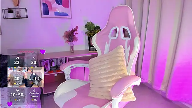 Snapshot of Misslaurenn chatting on December 17, 2025, 11:32 pm Misslaurenn online show from December 17, 2025, 11:32 pm