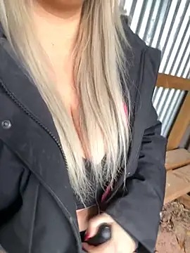 Snapshot of Bustyblondebabe32 chatting on October 30, 2025, 11:41 am Bustyblondebabe32 online show from October 30, 2025, 11:41 am