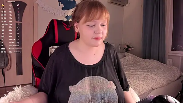 LisaLaas online show from December 6, 2024, 2:22 pm