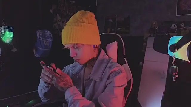 Snapshot of AcidMilo chatting on March 19, 2026, 9:59 pm AcidMilo online show from March 19, 2026, 9:59 pm