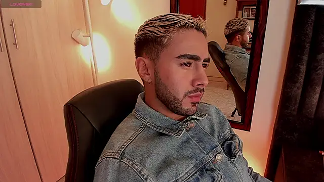 Snapshot of ItsMeEros chatting on October 10, 2025, 8:53 pm ItsMeEros online show from October 10, 2025, 8:53 pm