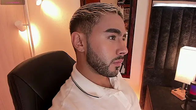 Snapshot of ItsMeEros chatting on October 6, 2025, 10:21 pm ItsMeEros online show from October 6, 2025, 10:21 pm