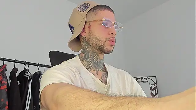 Snapshot of _jamesleandros1 chatting on November 9, 2025, 4:22 pm jamesleandros1 online show from November 9, 2025, 4:22 pm