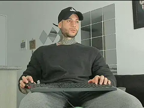 Snapshot of _jamesleandros1 chatting on February 1, 2025, 7:13 pm jamesleandros1 online show from February 1, 2025, 7:13 pm