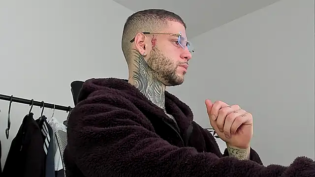 Snapshot of _jamesleandros1 chatting on November 12, 2025, 12:31 pm jamesleandros1 online show from November 12, 2025, 12:31 pm