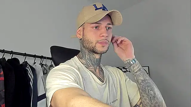 Snapshot of _jamesleandros1 chatting on October 23, 2025, 12:42 am jamesleandros1 online show from October 23, 2025, 12:42 am