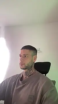 Snapshot of _jamesleandros1 chatting on February 20, 2026, 1:35 pm jamesleandros1 online show from February 20, 2026, 1:35 pm