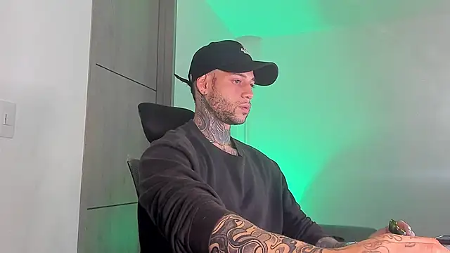  jamesleandros1 online show from May 9, 2026, 3:43 am