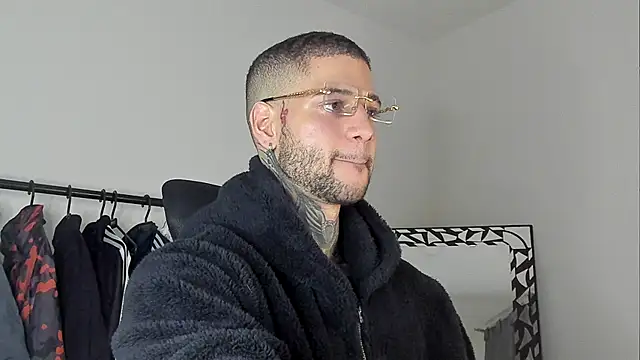 Snapshot of _jamesleandros1 chatting on November 9, 2025, 2:04 am jamesleandros1 online show from November 9, 2025, 2:04 am