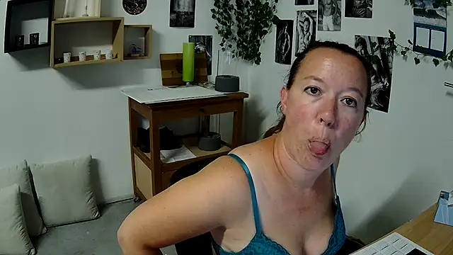 Snapshot of AnyaKrey@xh chatting on September 15, 2025, 5:24 pm AnyaKreyxh online show from September 15, 2025, 5:24 pm