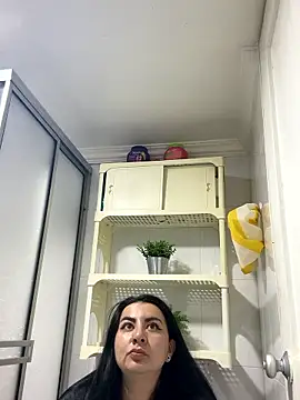 Abril Luv online show from December 1, 2025, 1:06 am