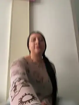 Abril Luv online show from May 5, 2026, 1:14 pm