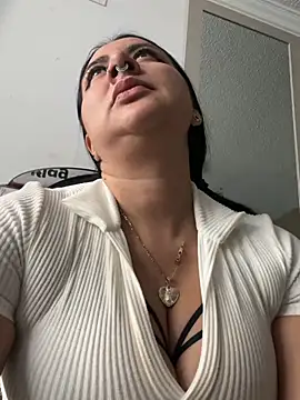 Snapshot of Abril_Luv chatting on June 27, 2026, 12:22 pm Abril Luv online show from June 27, 2026, 12:22 pm