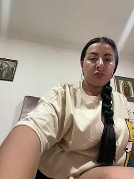 Snapshot of Abril_Luv chatting on June 15, 2026, 12:33 am Abril Luv online show from June 15, 2026, 12:33 am
