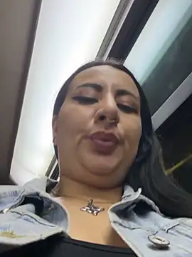 Abril Luv online show from April 22, 2026, 12:28 am