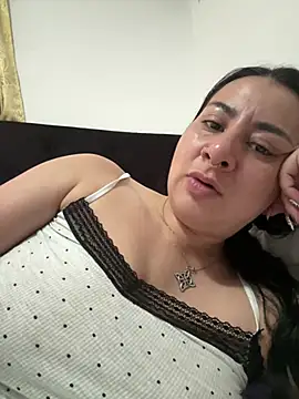 Abril Luv online show from April 27, 2026, 12:36 pm