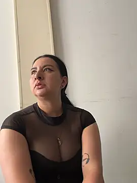 Snapshot of Abril_Luv chatting on August 4, 2026, 1:15 pm Abril Luv online show from August 4, 2026, 1:15 pm