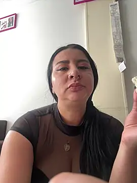 Snapshot of Abril_Luv chatting on July 6, 2026, 2:02 pm Abril Luv online show from July 6, 2026, 2:02 pm