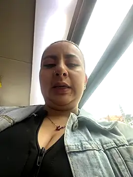 Abril Luv online show from October 17, 2025, 12:18 pm