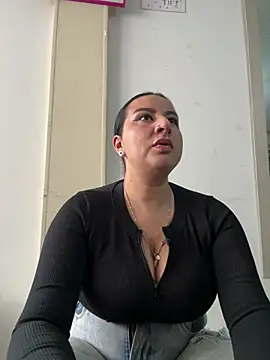 Snapshot of Abril_Luv chatting on August 3, 2026, 1:06 pm Abril Luv online show from August 3, 2026, 1:06 pm