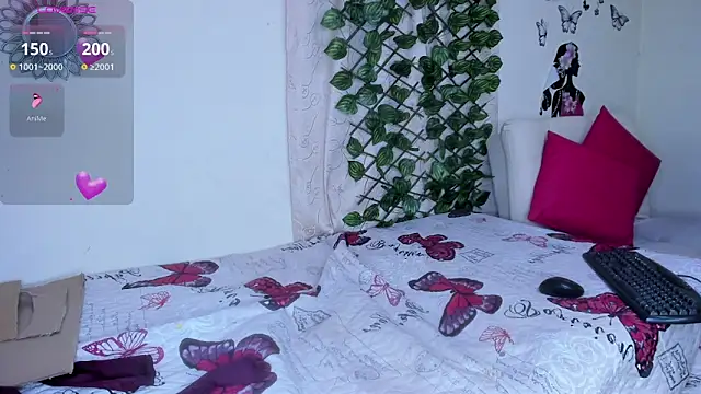 Juli Castillo8 online show from November 17, 2025, 1:26 pm