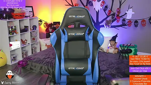 Snapshot of TheLaceyBloom chatting on October 8, 2025, 1:29 am TheLaceyBloom online show from October 8, 2025, 1:29 am