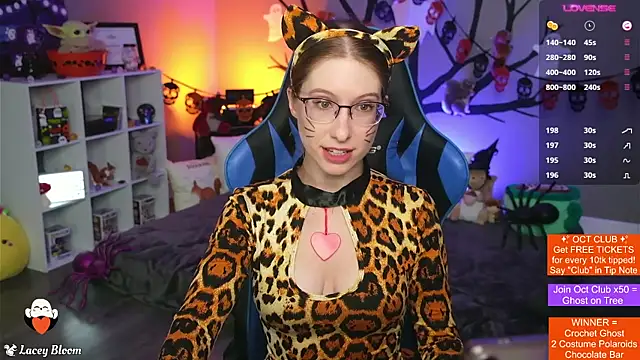 Snapshot of TheLaceyBloom chatting on October 9, 2025, 1:28 am TheLaceyBloom online show from October 9, 2025, 1:28 am