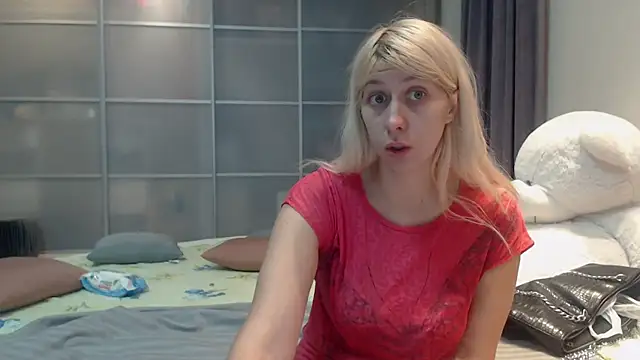 Snapshot of KyliePag chatting on October 28, 2025, 8:13 am KyliePag online show from October 28, 2025, 8:13 am