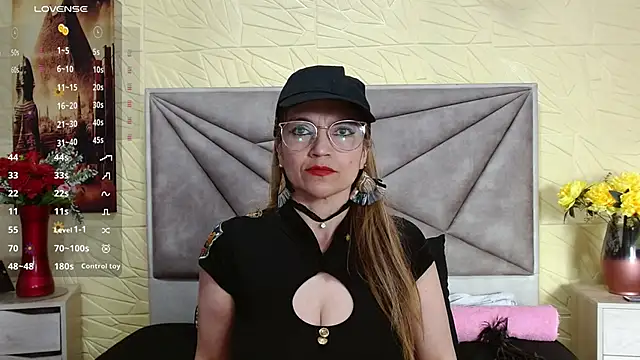 Snapshot of Esmeralda_oikos chatting on October 30, 2025, 4:22 am Esmeralda oikos online show from October 30, 2025, 4:22 am
