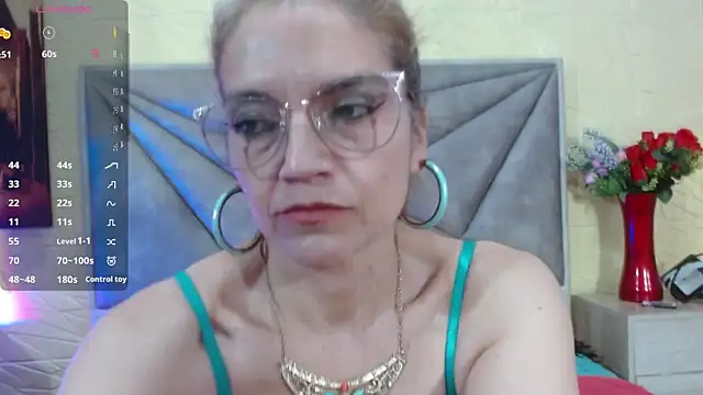 Snapshot of Esmeralda_oikos chatting on November 21, 2025, 4:00 am Esmeralda oikos online show from November 21, 2025, 4:00 am