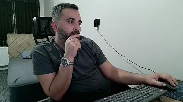 Snapshot of tgltplsr chatting on February 4, 2026, 11:00 pm tgltplsr online show from February 4, 2026, 11:00 pm