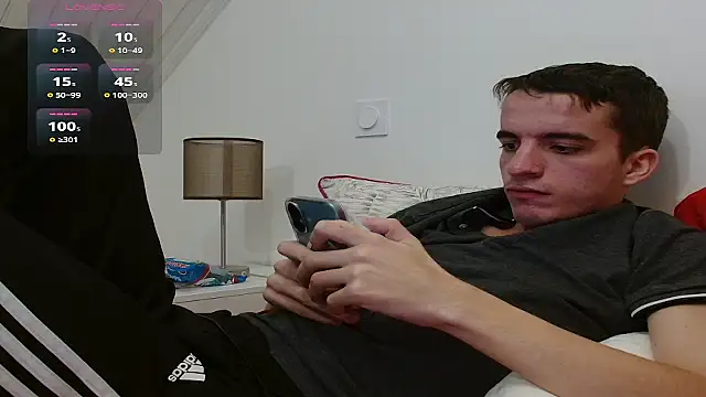 Snapshot of Tombgy07 chatting on December 3, 2025, 8:30 pm Tombgy07 online show from December 3, 2025, 8:30 pm